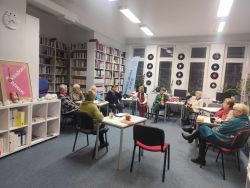 Zdjęcie przedstawia ludzi w bibliotece