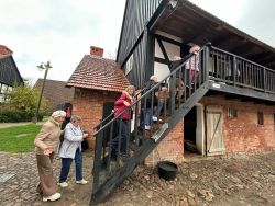 Ludzie wchodzą po schodach.