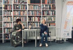 Zdjęcie przedstawia ludzi w bibliotece