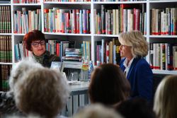 Zdjęcie przedstawia ludzi w bibliotece