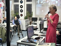 Zdjęcie przedstawia ludzi w bibliotece