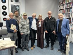 Zdjęcie przedstawia ludzi w bibliotece