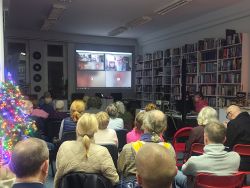 Zdjęcie przedstawia ludzi w bibliotece