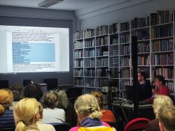 Zdjęcie przedstawia ludzi w bibliotece