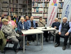 Zdjęcie przedstawia ludzi w bibliotece