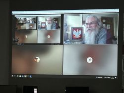 Zdjęcie przedstawia ludzi w bibliotece