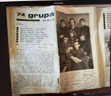 Zdjęcie przedstawia ludzi w bibliotece