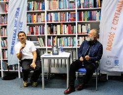 Zdjęcie przedstawia ludzi w bibliotece