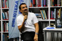 Zdjęcie przedstawia ludzi w bibliotece