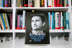 Zdjęcie przedstawia ludzi w bibliotece