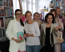 Zdjęcie przedstawia stojące osoby
