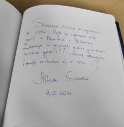 Zdjęcie przedstawia dedykacje w ksiedze pamiatkowej