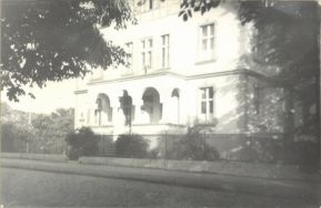 Zdjęcie przedstawia ludzi w bibliotece