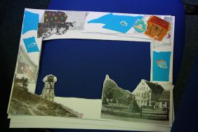 Zdjęcie przedstawia ludzi w bibliotece