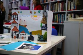 Zdjęcie przedstawia ludzi w bibliotece