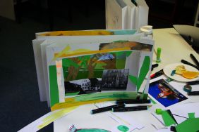 Zdjęcie przedstawia ludzi w bibliotece