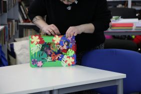 Zdjęcie przedstawia ludzi w bibliotece