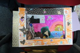 Zdjęcie przedstawia ludzi w bibliotece