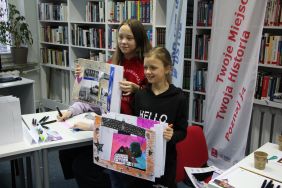 Zdjęcie przedstawia ludzi w bibliotece