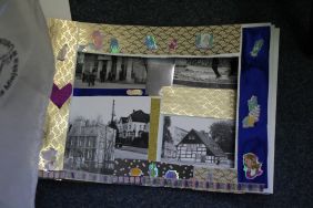 Zdjęcie przedstawia ludzi w bibliotece