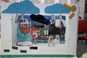 Zdjęcie przedstawia ludzi w bibliotece