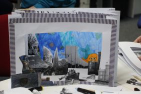 Zdjęcie przedstawia ludzi w bibliotece