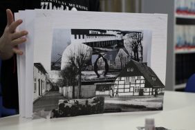 Zdjęcie przedstawia ludzi w bibliotece