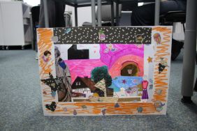 Zdjęcie przedstawia ludzi w bibliotece