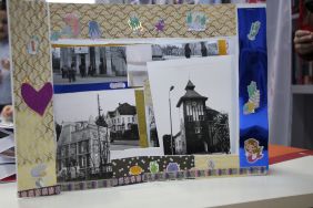 Zdjęcie przedstawia ludzi w bibliotece