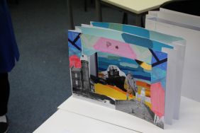 Zdjęcie przedstawia ludzi w bibliotece