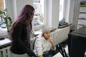 Zdjęcie przedstawia ludzi w bibliotece