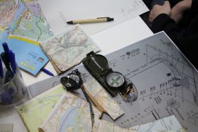 Zdjęcie przedstawia ludzi w bibliotece