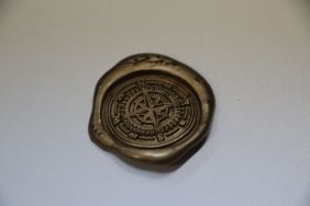 Zdjęcie przedstawia ludzi w bibliotece