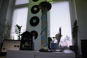 Zdjęcie przedstawia ludzi w bibliotece