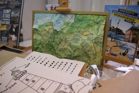 Zdjęcie przedstawia ludzi w bibliotece