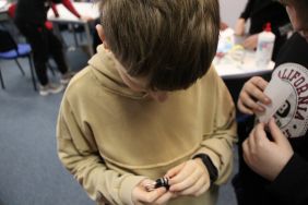 Zdjęcie przedstawia ludzi w bibliotece