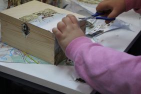 Zdjęcie przedstawia ludzi w bibliotece