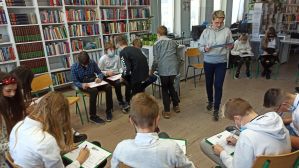 Zdjęcie przedstawia młodzież w czasie warsztatów