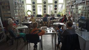 Zdjęcie przedstawia uczestników spotkania Klubu DKK dla dorosłych