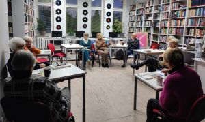 Zdjęcie przedstawia ludzi w bibliotece