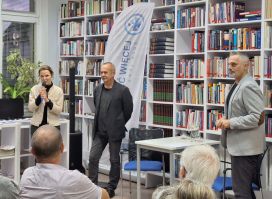 Zdjęcie przedstawia osoby podczas spotkania autorskiego z Wojciechem Jagielskim