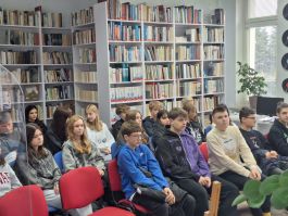 Zdjęcie przedstawia osoby podczas warsztatów motywacyjnych z Krzysztofem Piersa