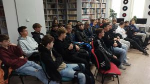 Zdjęcie przedstawia osoby podczas warsztatów motywacyjnych z Krzysztofem Piersa