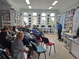 Zdjęcie przedstawia osoby podczas warsztatów motywacyjnych z Krzysztofem Piersa