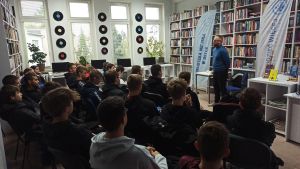 Zdjęcie przedstawia osoby podczas warsztatów motywacyjnych z Krzysztofem Piersa