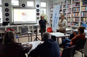 Zdjęcie przedstawia osoby podczas warsztatow o grzybach