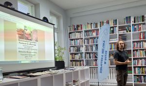 Zdjęcie przedstawia osoby podczas warsztatow o grzybach