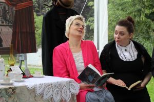 Zdjęcie czytajacych bibliotekarzy