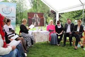 Zdjęcie czytajacych bibliotekarzy