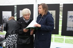 Zdjęcie Pań rozwiązujących krzyżówkę przygotowaną na Narodowe Czytanie